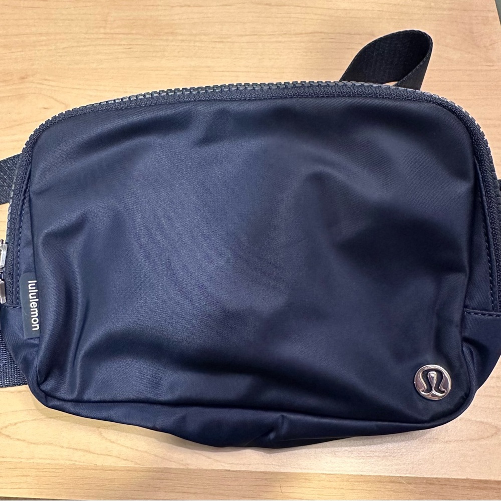 Lululemon True Navy 2L Belt Bag